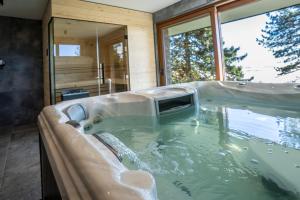 Bazén v ubytování Chalet NON-SENS by L'Occitane nebo v jeho okolí
