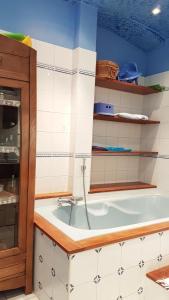 eine Küche mit Badewanne im Zimmer in der Unterkunft La masqueria in Montgaillard