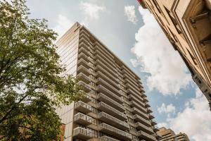 a tall building in a city with the sky at Hôtel 2170 Lincoln Downtown Montreal in Montreal