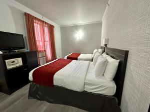 Habitación de hotel con cama y TV de pantalla plana. en Heritage Hotel New York City, en Nueva York