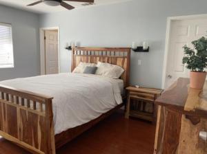 Una cama o camas en una habitación de 4BR Gem Alhambra Monterey Park Delight