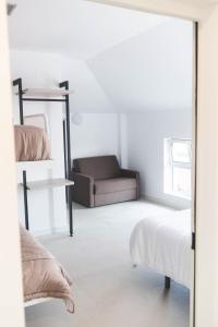 uma sala de estar com uma cama e um sofá em Hostel Villa Miguela em Santander