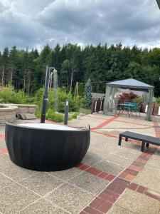 a fountain in the middle of a patio with a bench at La Casita in Weinzettel +11 photos