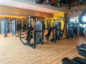 Fitness centrum a/nebo fitness zařízení v ubytování Chic Studio with Breathtaking Views at Seven Palm