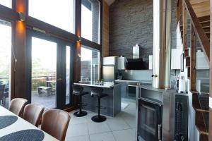 Η κουζίνα ή μικρή κουζίνα στο Villa Halla 2 - 8 henkilölle, HimosYkkösen alue, 76m²+36m² +13 φωτογραφίες