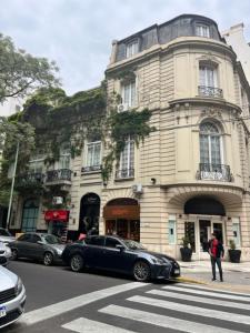 un coche azul estacionado frente a un edificio en Departamento en el corazón de Recoleta, Triángulo de Oro en Buenos Aires