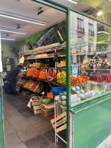 una tienda llena de frutas y verduras en Departamento en el corazón de Recoleta, Triángulo de Oro en Buenos Aires