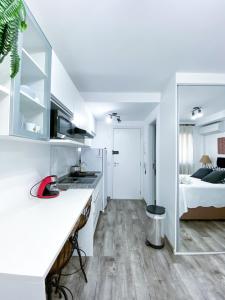 una cocina con fregadero y una cama en una habitación en Loft Lotus 3 - Lindo Studio na Liberdade, en São Paulo