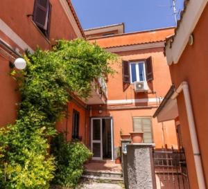 uma casa laranja com uma escada que leva à entrada em Appartamento dell'acquedotto romano em Roma