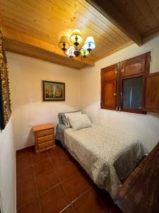 una camera con letto e soffitto in legno di Finca el Lomo a Las Palmas de Gran Canaria