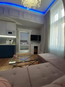 ein Wohnzimmer mit einem Sofa und einem Tisch in der Unterkunft Apartamenty "PRZY KATEDRZE" GORZÓW - jacuzzi in Gorzów Wielkopolski