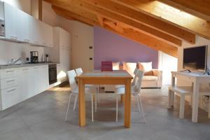 uma cozinha e sala de jantar com mesa e cadeiras em Cece' Dependance em Lecco