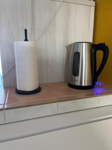 eine Kaffeekanne und eine Rolle Papierhandtücher auf der Theke in der Unterkunft Studio Roma in Straßburg