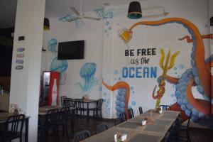 a dining room with an octopus painted on the wall at Ohana Beach Hotel in Playas