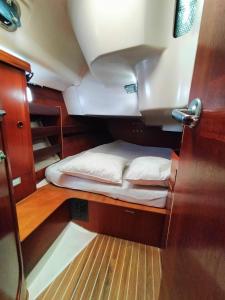 a small room with a bed and a sink on a boat at Boat Maeva in Gourbeyre