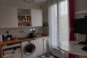 モントルイユにあるCozy studio ideal for a romantic holidayのキッチン(洗濯機、テーブル付)