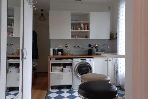 モントルイユにあるCozy studio ideal for a romantic holidayのキッチン(洗濯機、洗濯機付)