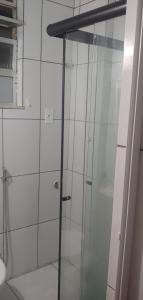 y baño con ducha y puerta de cristal. en Studio Copacabana, en Río de Janeiro