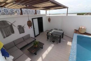トゥルムにあるAmazing!! PH 2 Bdrm + Private Rooftop &Pool /Aldea Zamaのソファとテーブルのあるリビングルーム