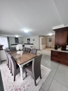 a dining room with a table and chairs at Windsor Residence Grimbergen in Grimbergen