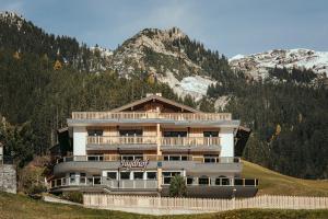 トゥクスにあるJagdhof PURE Mountain Appartementsの山の丘の上の大きな建物