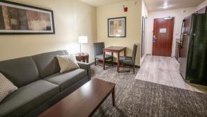 Χώρος καθιστικού στο Cobblestone Hotel & Suites - Lamar