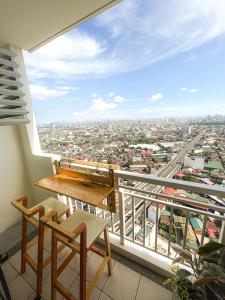 d'un balcon avec une table et des chaises et une vue. dans l'établissement Serenity Heights 41st by Celandine Condo, à Manille