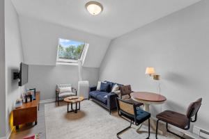 - un salon avec un canapé bleu et une table dans l'établissement Flexhome Marquette Economy 1BR MP9 - READ INFO, à Milwaukee
