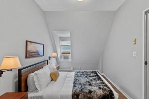- une chambre avec un lit et une fenêtre dans l'établissement Flexhome Marquette Economy 1BR MP9 - READ INFO, à Milwaukee