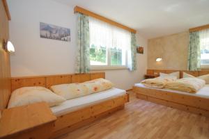 Ein Bett oder Betten in einem Zimmer der Unterkunft Haus Karin