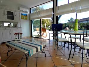 a kitchen and dining room with a table and chairs at Le clos fleuri in Liposthey