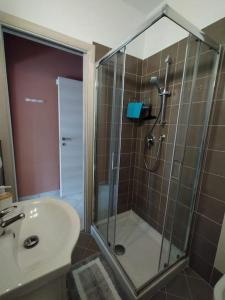 a bathroom with a shower and a sink at Appartamento Ameria in Amelia +22 photos