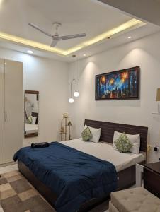 En eller flere senge i et værelse på Praavi homestay