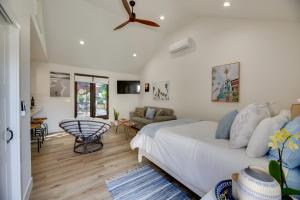 een slaapkamer met een bed en een plafondventilator bij Whittier Hills By Disney, LA, Hollywood and Beach! in Whittier