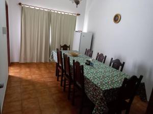 uma sala de jantar com uma mesa e cadeiras e um frigorífico em Apartamento Serra da Canastra com garagem em Piuí