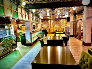 ein Restaurant mit einer Reihe von Tischen und Stühlen in der Unterkunft Hotel Confort BRASEROS in Burgos