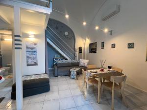 ein Wohnzimmer mit einem Tisch und einem Sofa in der Unterkunft 21 Passi dal Mare in Gaeta