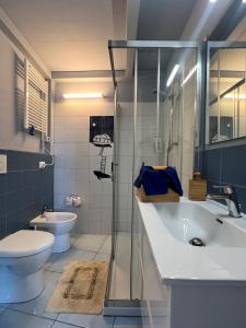 een badkamer met een wastafel, een toilet en een douche bij 21 Passi dal Mare in Gaeta