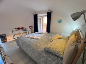 een slaapkamer met een bed met twee slippers erop bij 21 Passi dal Mare in Gaeta