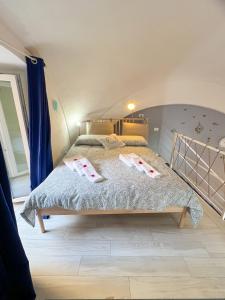 ein Schlafzimmer mit einem Bett mit zwei Handtüchern darauf in der Unterkunft 21 Passi dal Mare in Gaeta