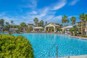 una piscina in un resort con palme di SeaQuinn a Inlet Beach