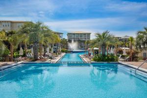 una grande piscina con palme e fontana di SeaQuinn a Inlet Beach