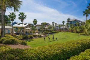 Un gruppo di persone che giocano a frisbee in un parco di SeaQuinn a Inlet Beach