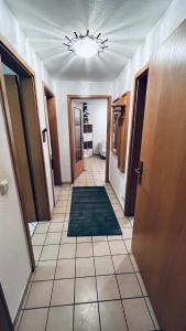 un pasillo con una habitación con una alfombra en el suelo en Apartment 61 Hannover, en Hannover