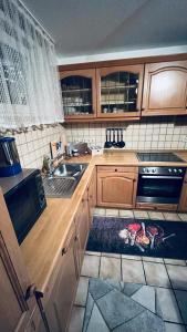 cocina con fregadero y fogones en Apartment 61 Hannover, en Hannover