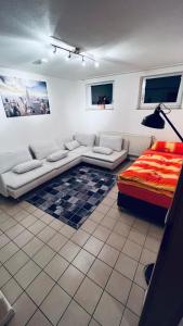 sala de estar con sofá y cama en Apartment 61 Hannover, en Hannover