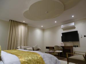 Habitación de hotel con cama y TV de pantalla plana. en Comfort Inn Al Taawon - Family Only, en Riad