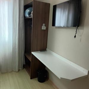 a white counter in a room with a cabinet at Pousada Souza & Souza in Barra Velha
