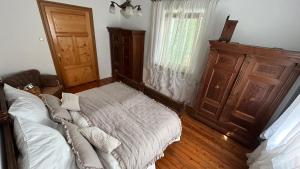 a bedroom with a bed and a door and a window at hAUSzeit - Bungalow in Leoben
