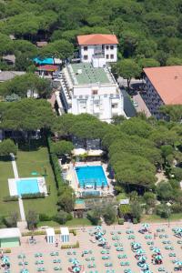 Hotel Viña del Mar Pineta في ليدو دي يسولو: اطلالة جوية على منتجع مع مسبح